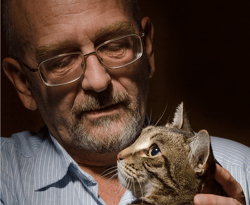 Man holding a cat